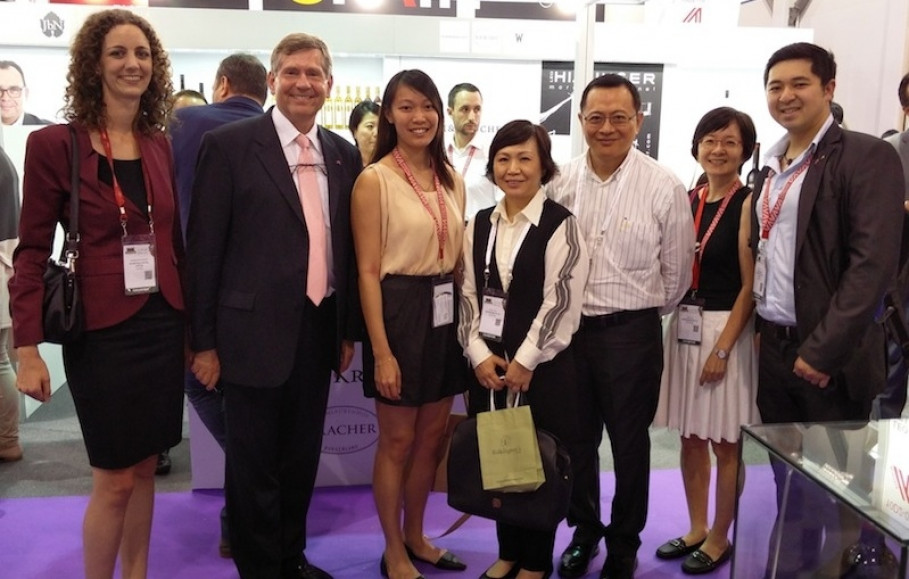 De gauche à droite : Barbara Noppinger (attachée commerciale, Advantage Austria Singapore), Franz Ernstbrunner (Chambre économique autrichienne, Advantage Austria), Pandie Ho (Full Comfort, Hong Kong), Elaine Tang (distributeur GRANDER à Singapore), Alan Lam (mari d’Elaine), Esme Chu (Elaine's PA), Kevin Tam (Full Comfort, Hong Kong).